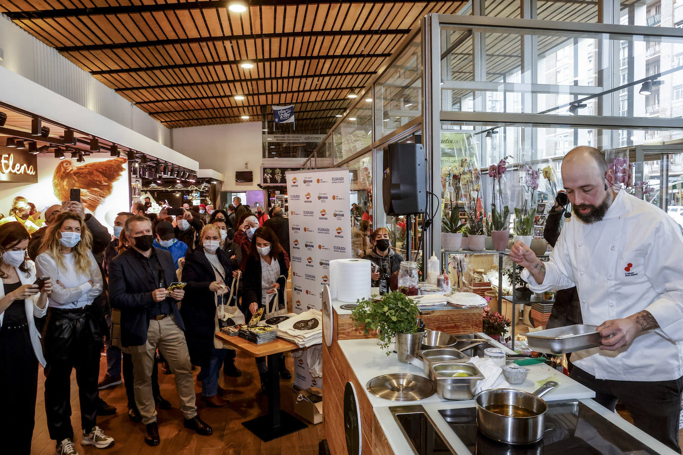 Fotos: El chef Edorta Lamo cocina sus recetas en la plaza de Abastos de Vitoria