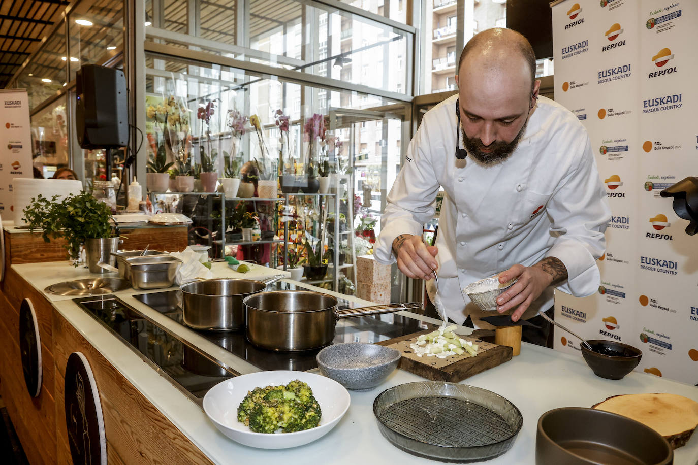 Fotos: El chef Edorta Lamo cocina sus recetas en la plaza de Abastos de Vitoria