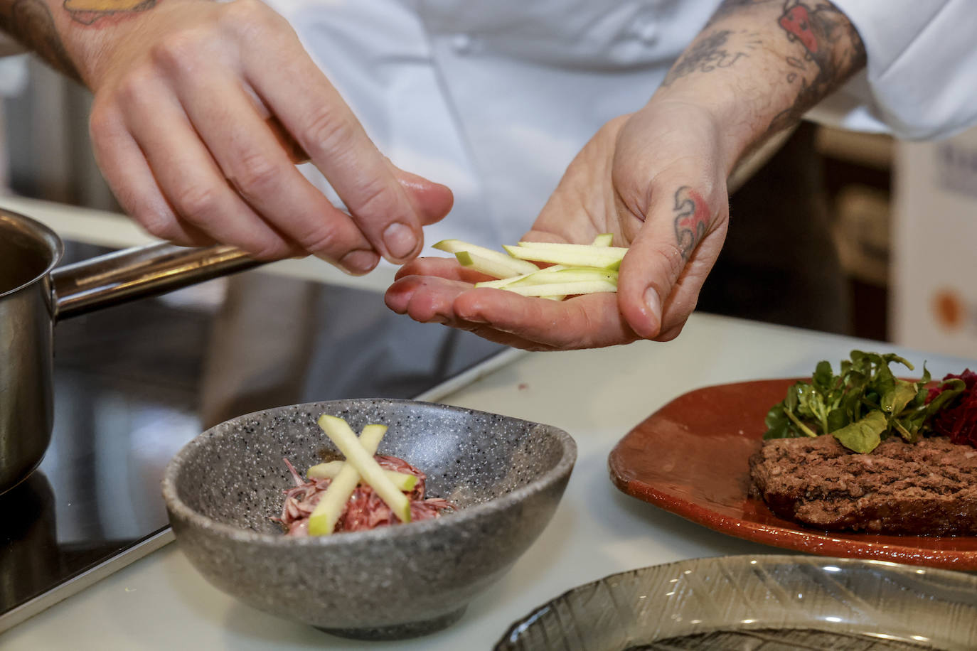 Fotos: El chef Edorta Lamo cocina sus recetas en la plaza de Abastos de Vitoria
