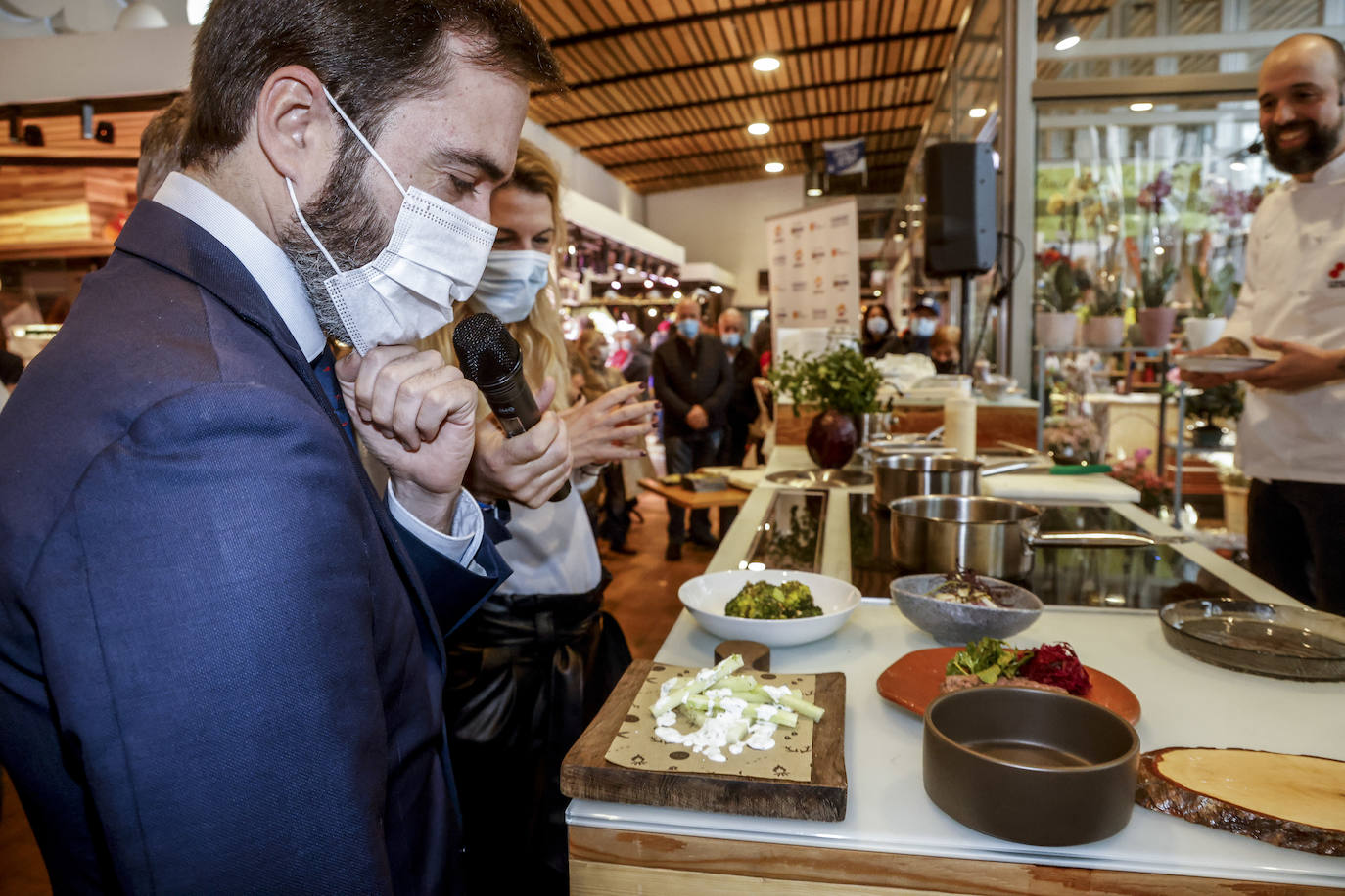Fotos: El chef Edorta Lamo cocina sus recetas en la plaza de Abastos de Vitoria