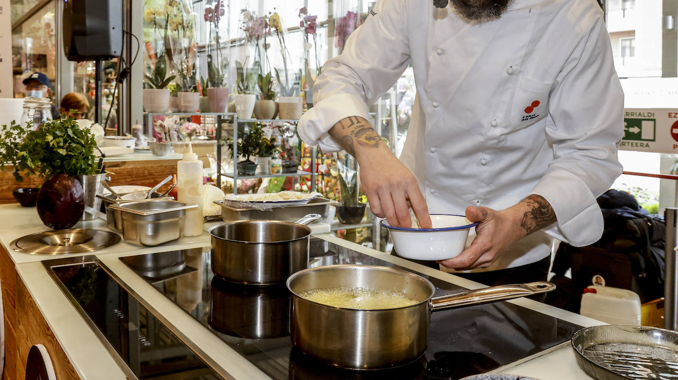Fotos: El chef Edorta Lamo cocina sus recetas en la plaza de Abastos de Vitoria