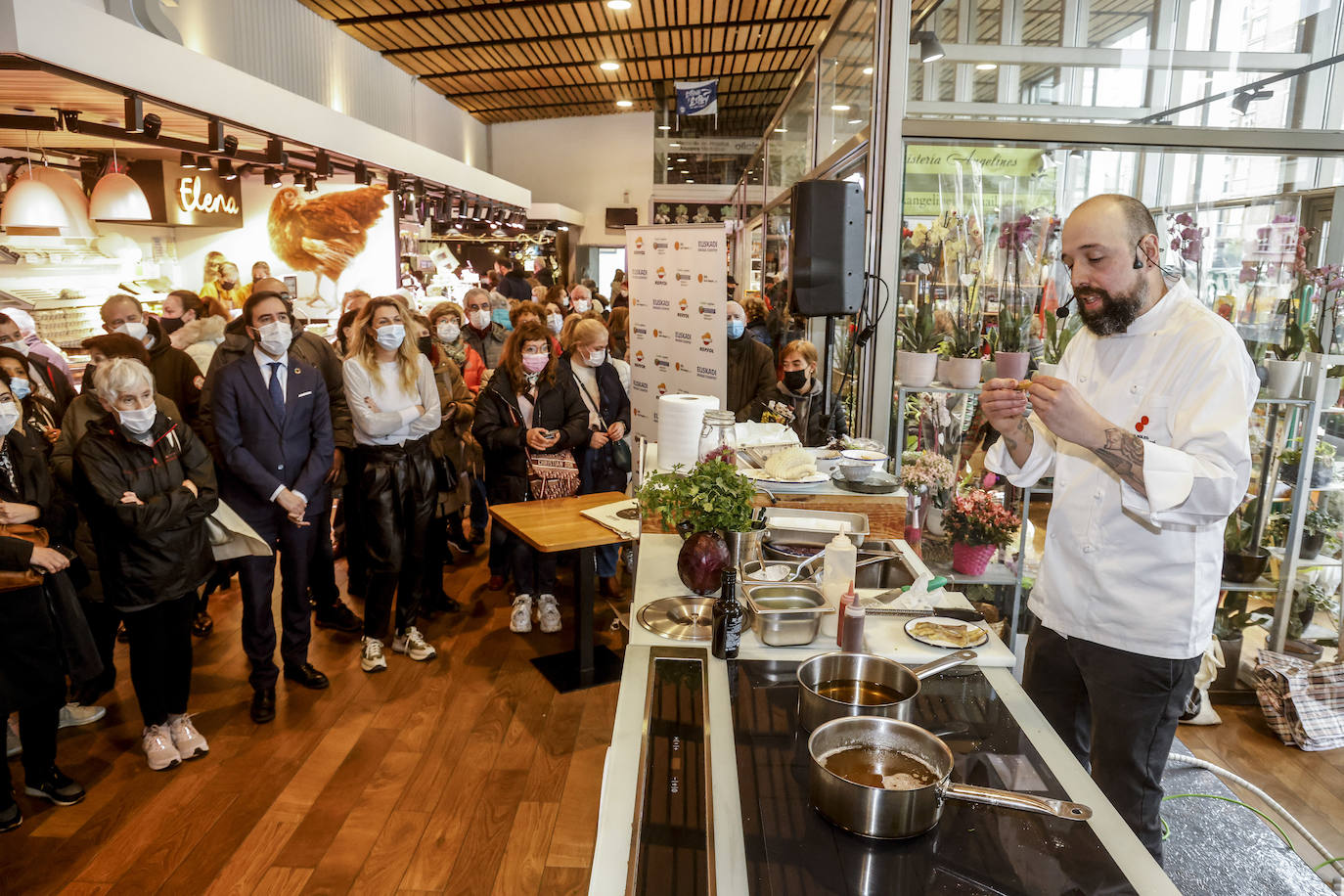 Fotos: El chef Edorta Lamo cocina sus recetas en la plaza de Abastos de Vitoria