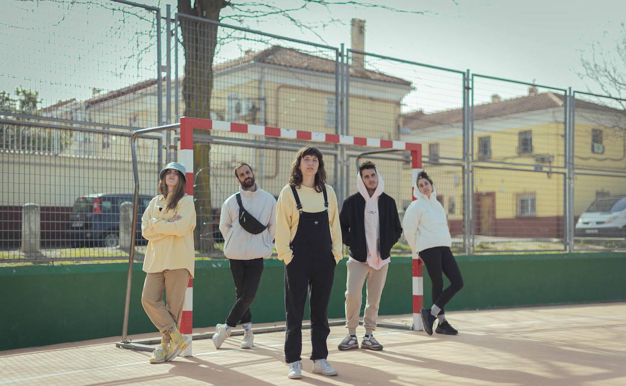 El grupo madrileño formado por Saray Sáez (batería), Jimbo Páez (bajo y voz), Sara Dávila (deejay), Javier Kano (guitarra y voz) y Juls Tabernero (guitarra y voz). 