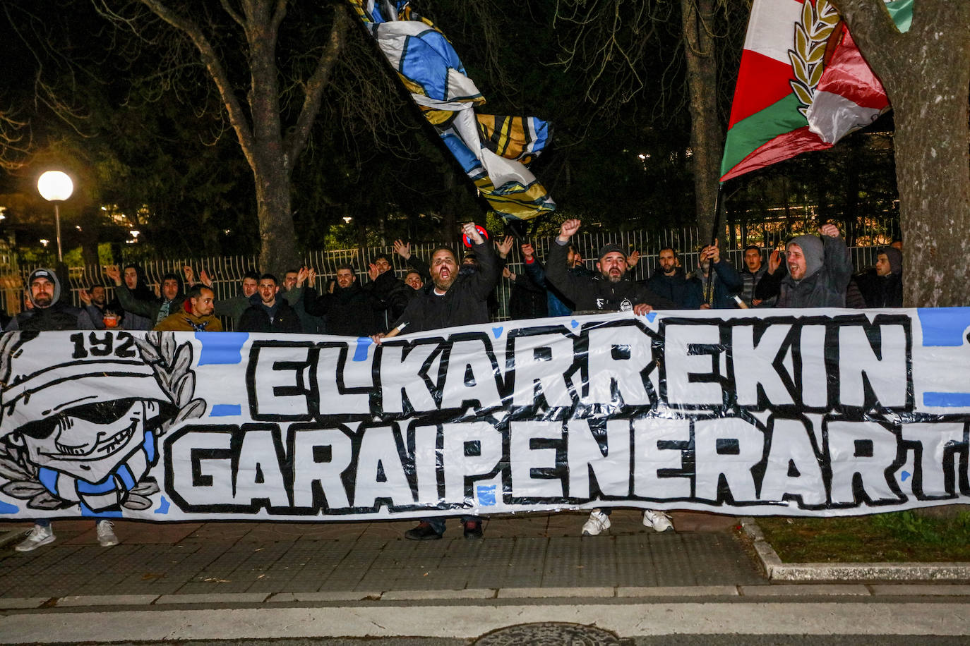 Fotos: Así ha sido el espectacular recibimiento de la afición la noche antes de la &#039;final&#039; ante el Granada