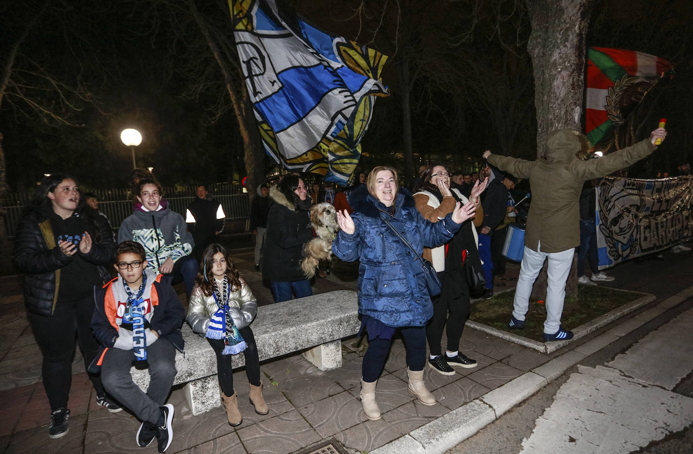 Fotos: Así ha sido el espectacular recibimiento de la afición la noche antes de la &#039;final&#039; ante el Granada