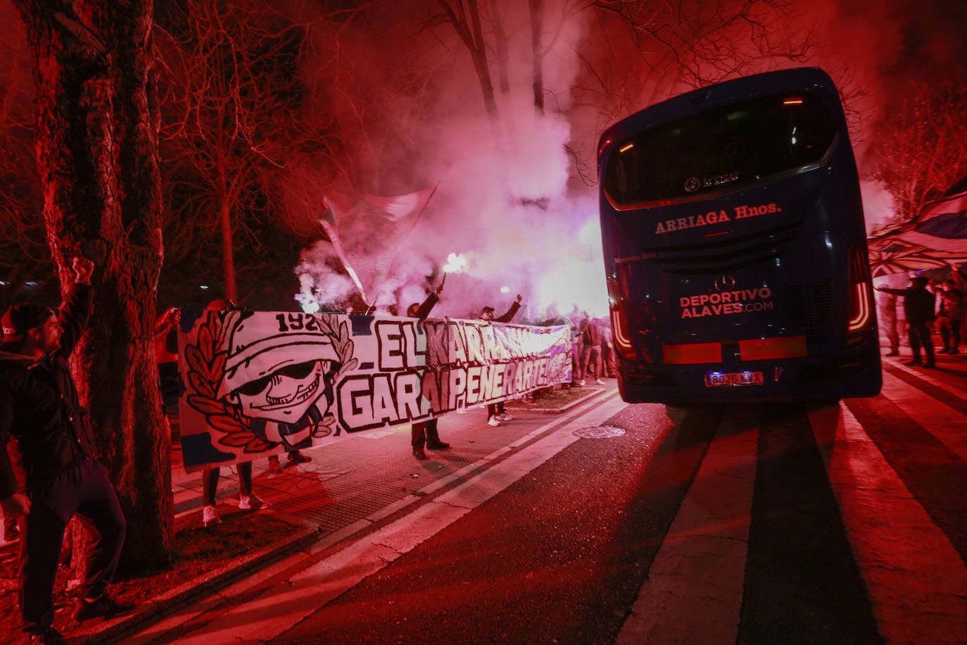 Fotos: Así ha sido el espectacular recibimiento de la afición la noche antes de la &#039;final&#039; ante el Granada