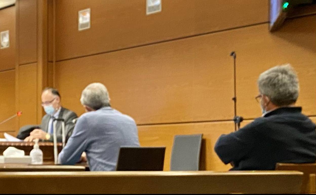 Los dos imputados, en la sala anexa de la Audiencia Provincial de Álava. 