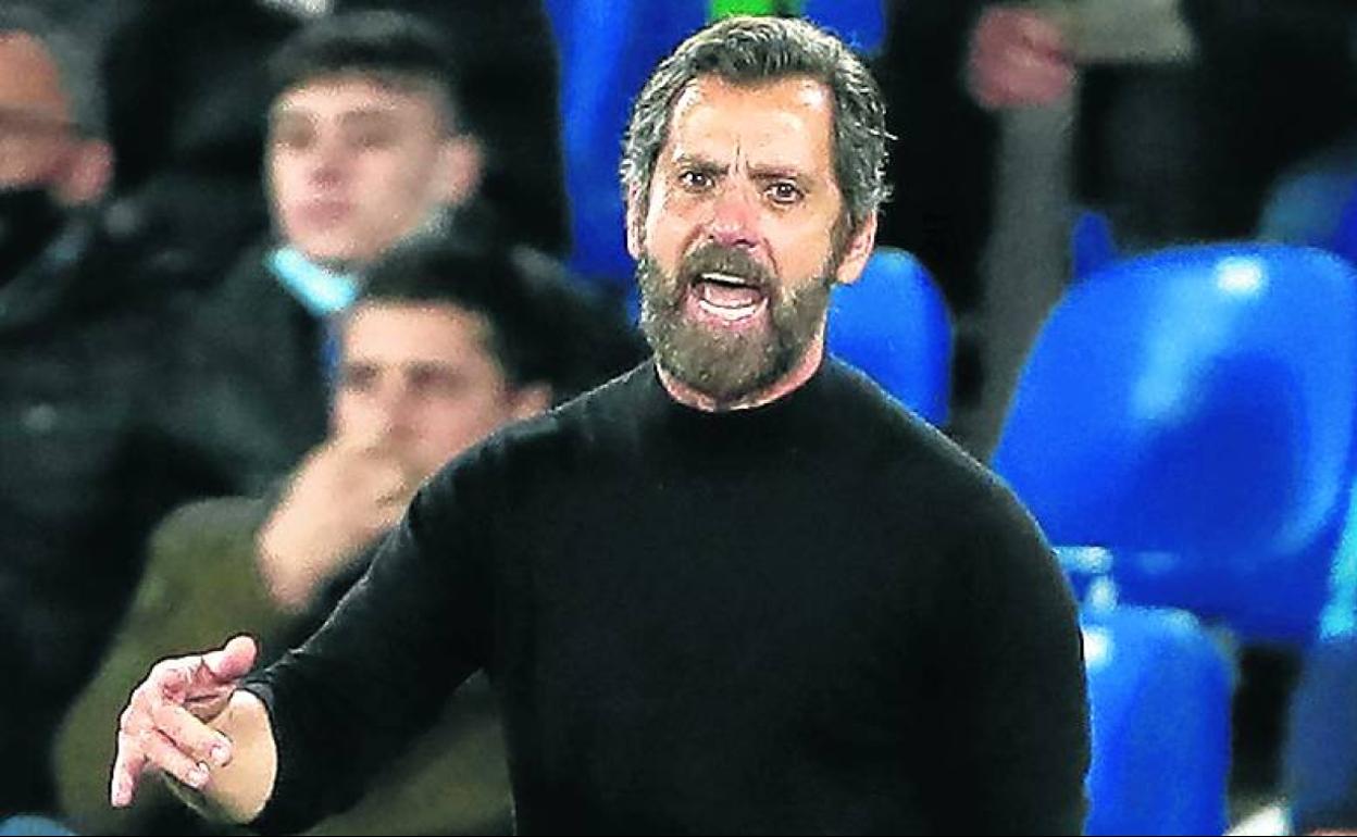 Quique Sánchez Flores da instrucciones a sus jugadores. 