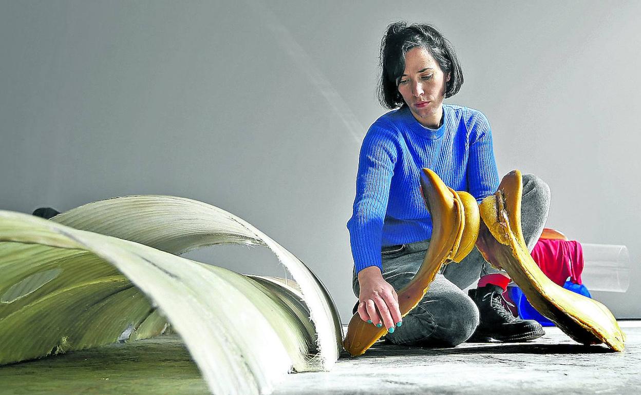 June Crespo prueba con la unión de dos objetos iguales en su estudio de Larraskitu. 