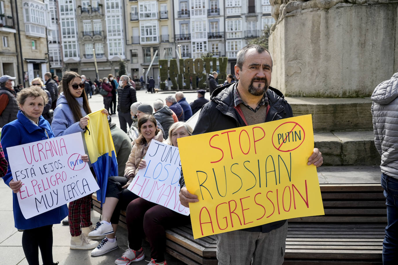 Fotos: Un centenar de personas recorren Vitoria para exigir a Putin que detenga «el genocidio»