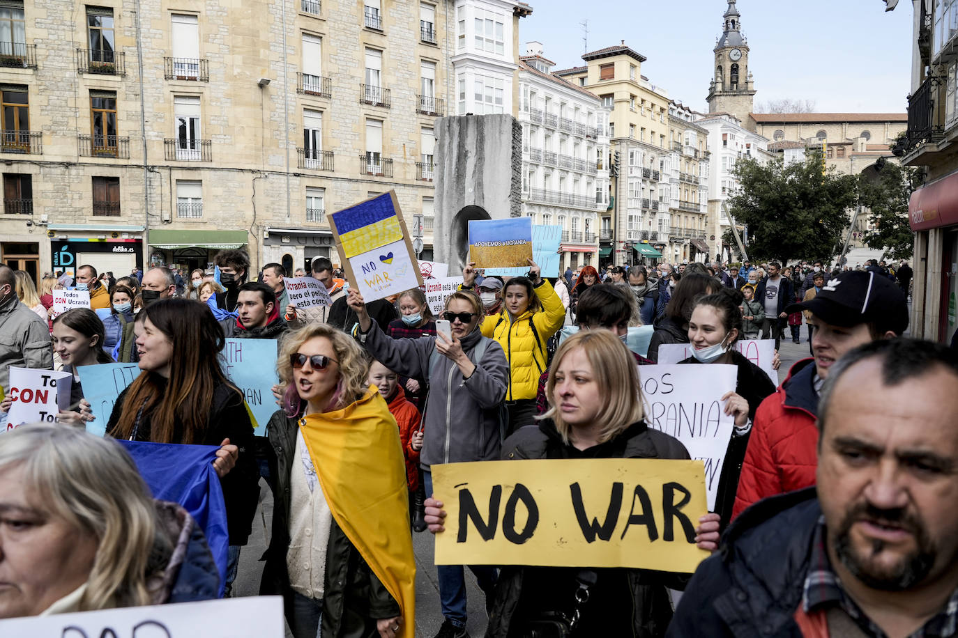 Fotos: Un centenar de personas recorren Vitoria para exigir a Putin que detenga «el genocidio»