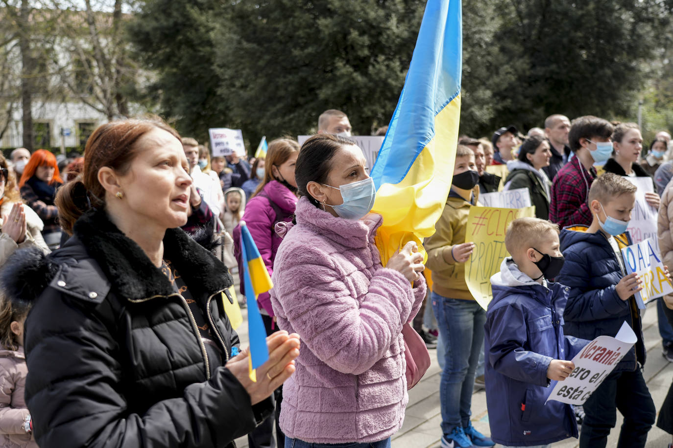 Fotos: Un centenar de personas recorren Vitoria para exigir a Putin que detenga «el genocidio»
