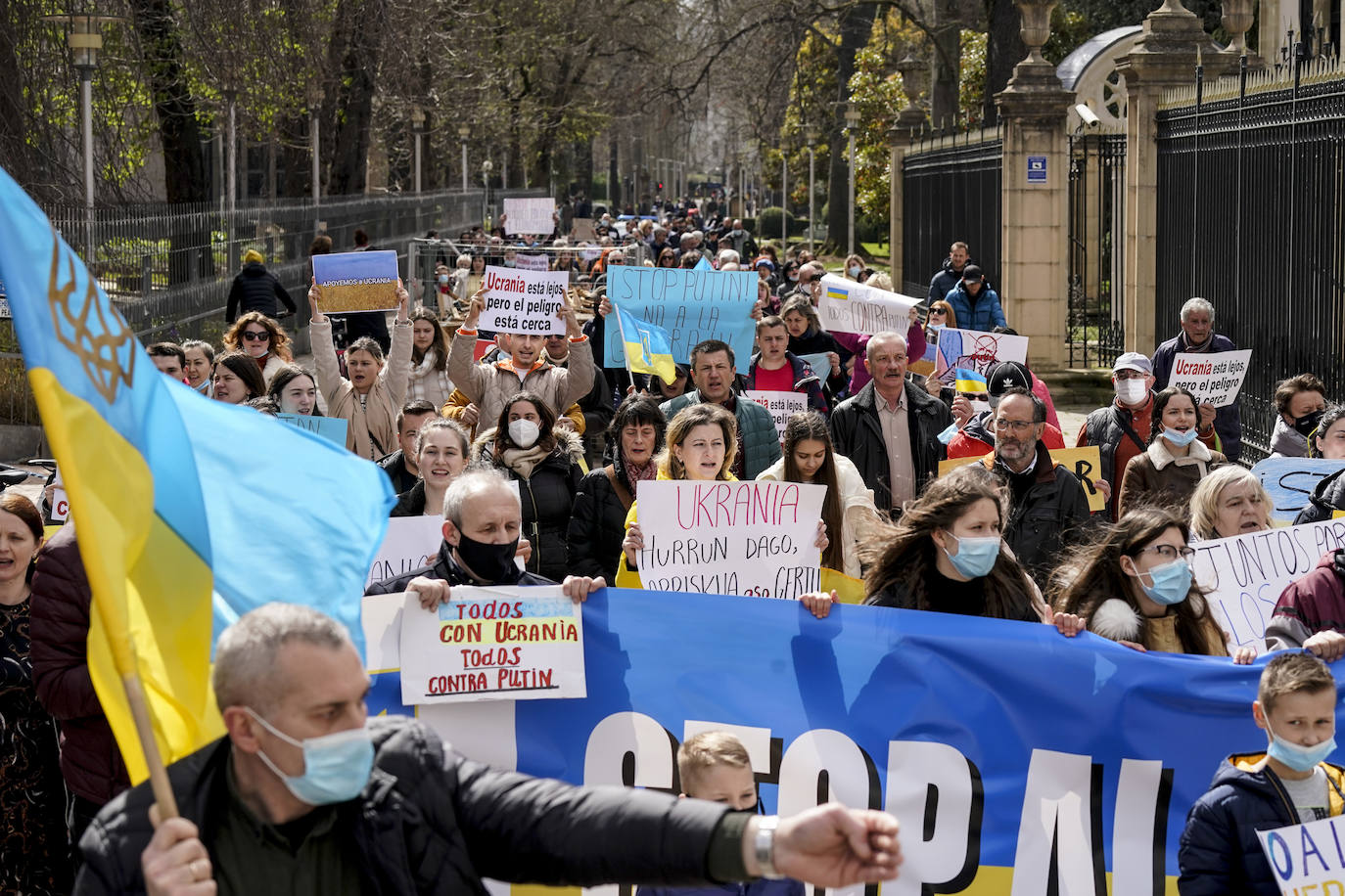 Fotos: Un centenar de personas recorren Vitoria para exigir a Putin que detenga «el genocidio»