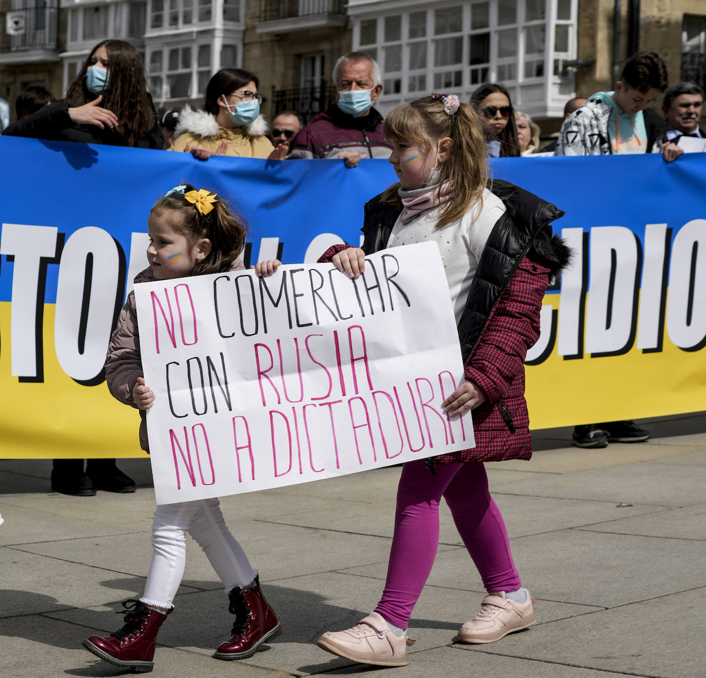 Fotos: Un centenar de personas recorren Vitoria para exigir a Putin que detenga «el genocidio»