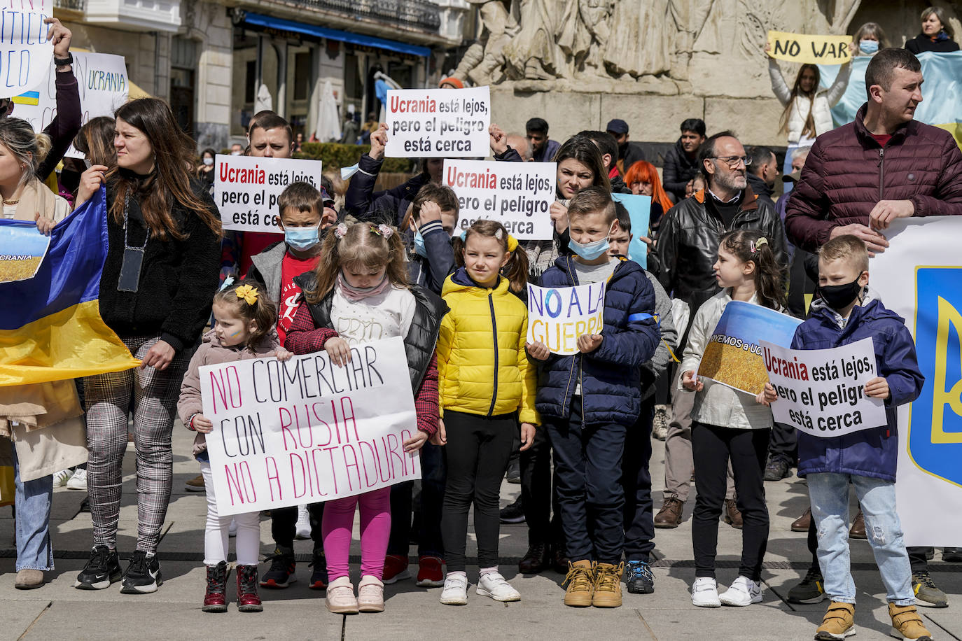 Fotos: Un centenar de personas recorren Vitoria para exigir a Putin que detenga «el genocidio»