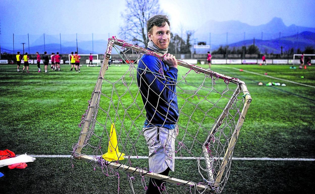 Fernando Amorebieta, el martes en el campo de Larrako, en Iurreta, momentos antes de comenzar a entrenar. 