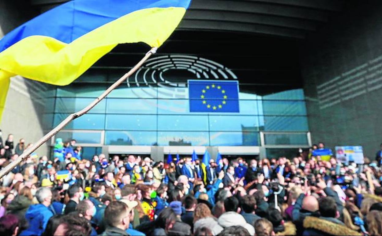 Imagen del Parlamento Europeo en apoyo de Ucrania. 