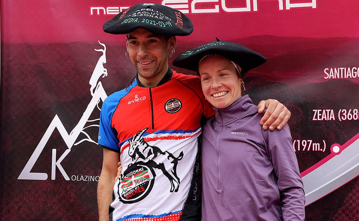 Asier Larruzea y Oihana Azkorbebeitia, con las txapelas de campeones de Bizkaia. 