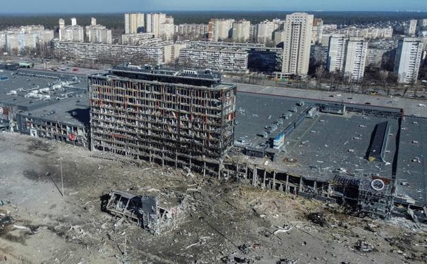 Ocho civiles que se encontraban en el centro comercial de Kiev en el momento del bombardeo resultaron muertos.