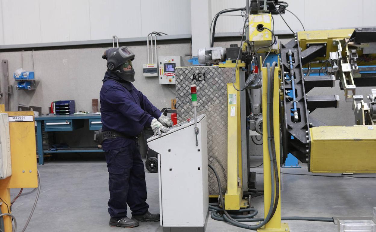 Un operario trabaja en una fábrica de Álava.