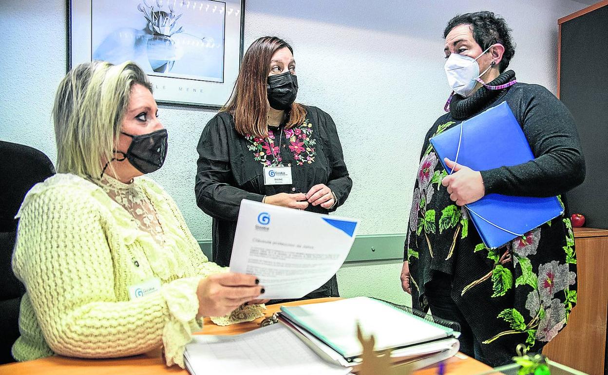 Miriam del Campo, Iratxe Canarias y Marta Fernández de Aguirre tratan la adicción al juego. 