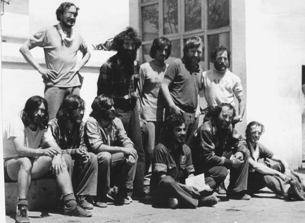 Once de los doce miembros de la expedición vasca al Everest de 1980 posan en Katmandú tras la ascensión.