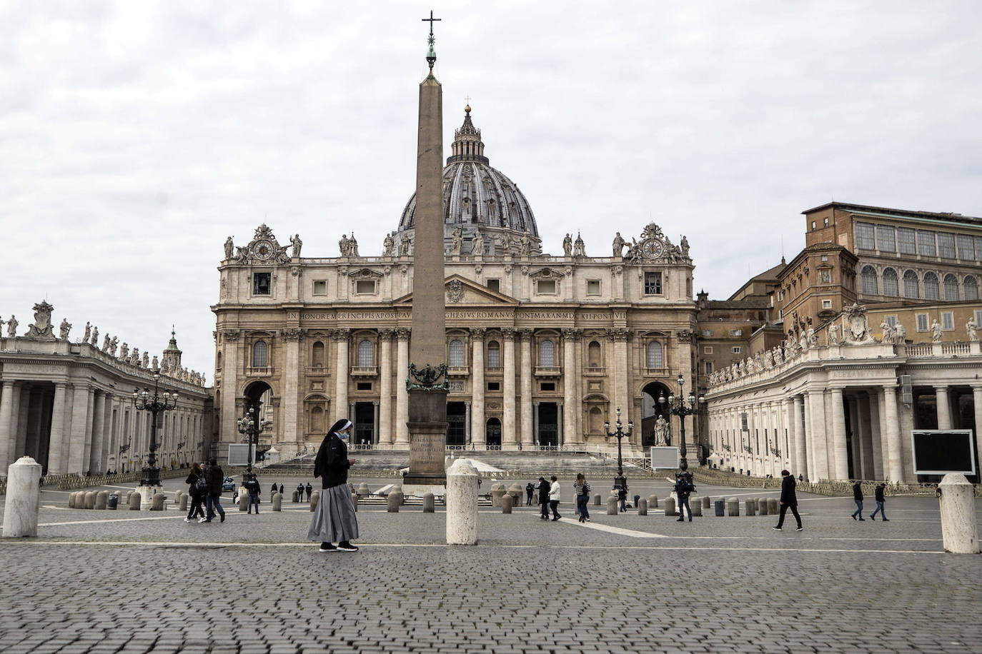 CIUDAD DEL VATICANO (Superficie: 0,44 km². Población: 1.000 habitantes, aprox.) | Ciudad-estado dentro de Roma, la Ciudad del Vaticano, o Vaticano, es minúscula pero muy rica. De hecho, su conjunto arquitectónico e histórico fue declarado Patrimonio de la Humanidad por la Unesco en 1984.