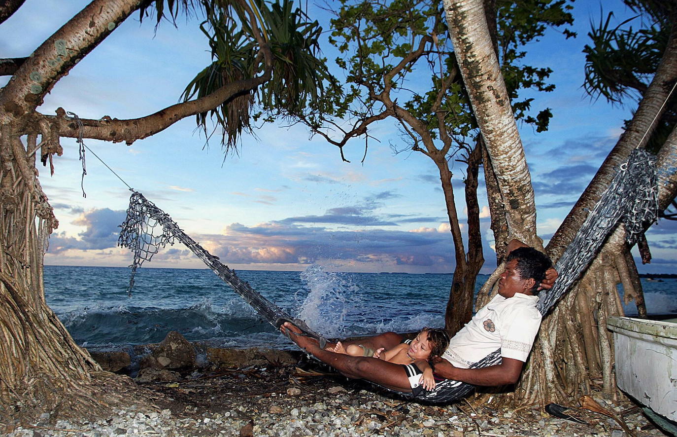 TUVALU (Superficie: 26 km². Población: 11.508 habitantes, aprox.) | Las antiguas islas Elice están en Polinesia, aproximadamente a medio camino entre Hawái y Australia. Es uno de los países con menos población del planeta y está distribuido en nueve atolones coralinos. 