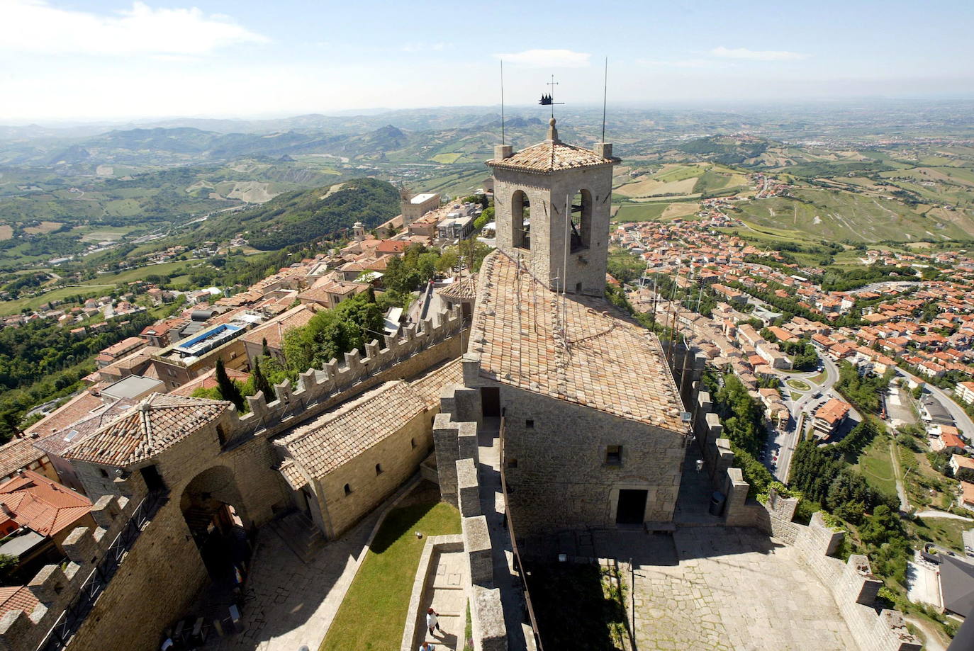 SAN MARINO (Superficie: 61 km². Población: 34.590 habitantes, aprox.) | . Si visitas este país, que se encuentra a tiro de piedra, no olvides subir al monte Titano, a la Guaita o al De La Frattao o ver el Palazzo Pubblico y la Basílica de San Marino.