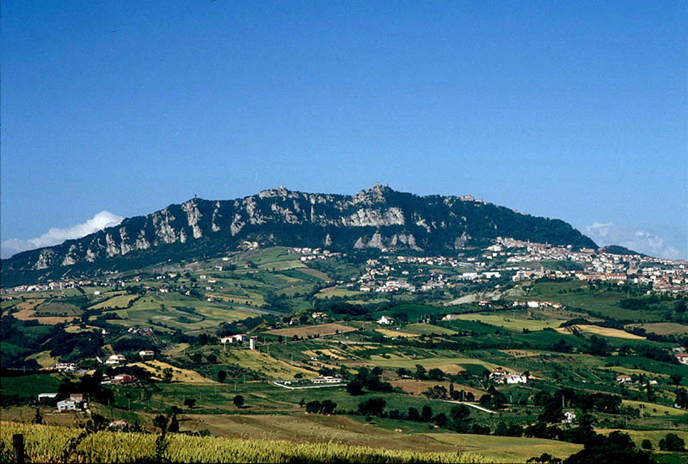 SAN MARINO (Superficie: 61 km². Población: 34.590 habitantes, aprox.) | . Si visitas este país, que se encuentra a tiro de piedra, no olvides subir al monte Titano, a la Guaita o al De La Frattao o ver el Palazzo Pubblico y la Basílica de San Marino.