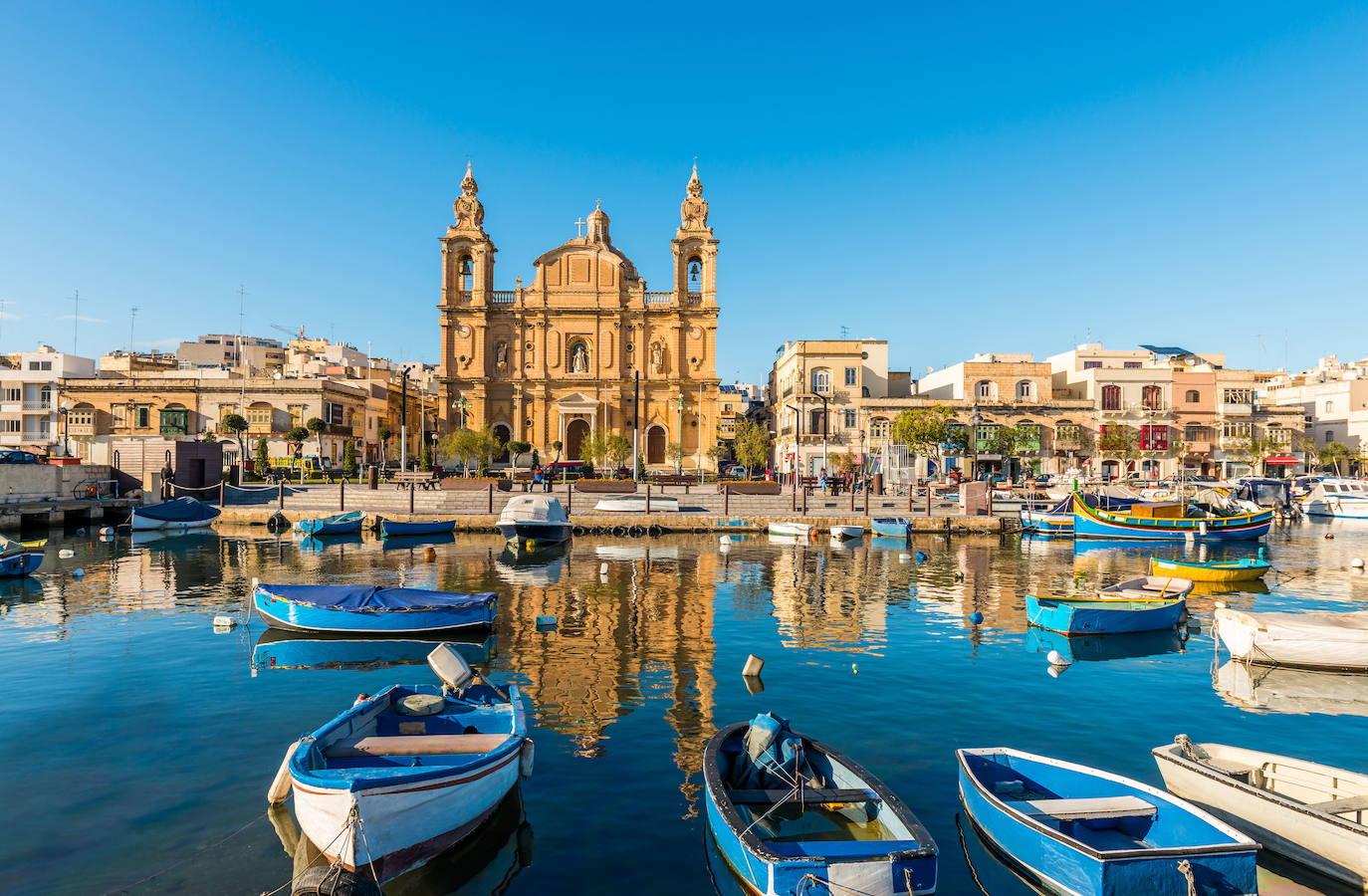 MALTA (Superficie: 316 km². Población: 439.800 habitantes, aprox.) | Templos prehistóricos, acantilados salpicados de fósiles, calas escondidas, rincones perfectos para el submarinismo, palacios, iglesias, fortalezas y una historia sorprendentemente intensa. 