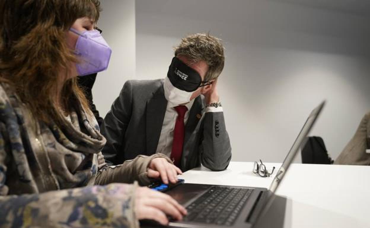 Gorka Urtaran, junto a la estudiante Enara Alcalde, intenta navegar a ciegas por la web del Ayuntamiento de Vitoria.