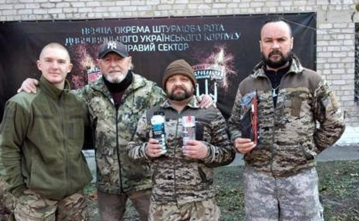Mario García, con barba cana y visera negra, junto a miembros de la guerrilla ucraniana.