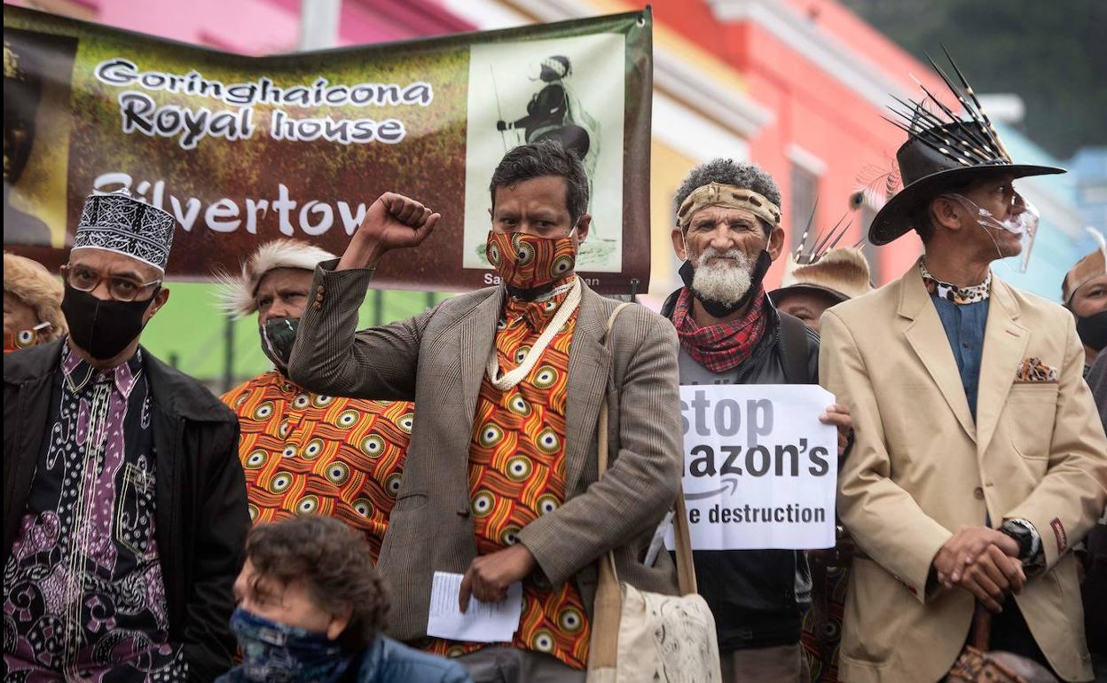 Ingurugiro ekintzaileak eta hiritarrak Lurmutur Hiriko kaleetatik, 2021eko ekainaren 16an, Amazonek proposatutako eraikin berriaren aurka protesta egiteko.
