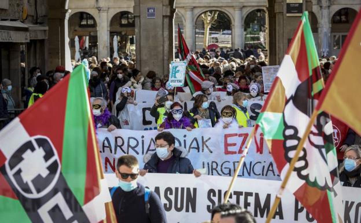 Protesta en Vitoria contra los recortes en la sanidad pública durante los pasados carnavales. 