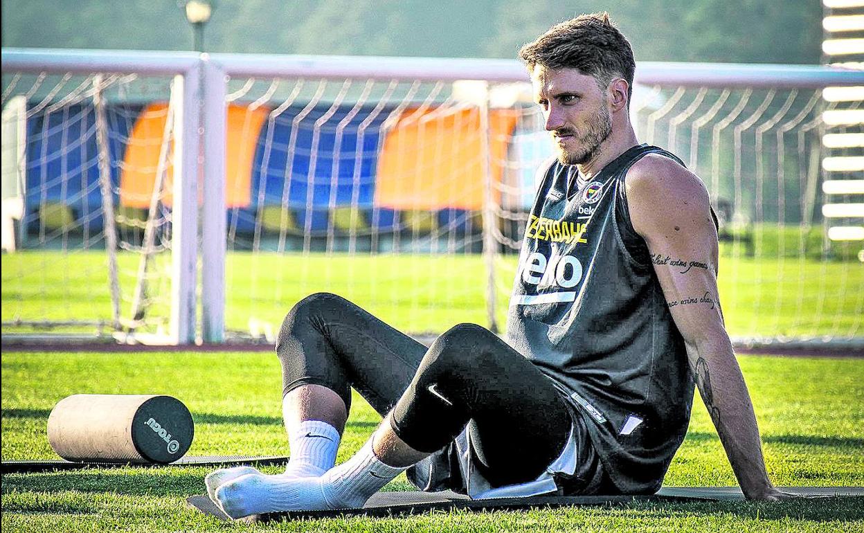 Polonara, durante la pretemporada con el Fenerbahce, vivió dos años muy intensos como baskonista