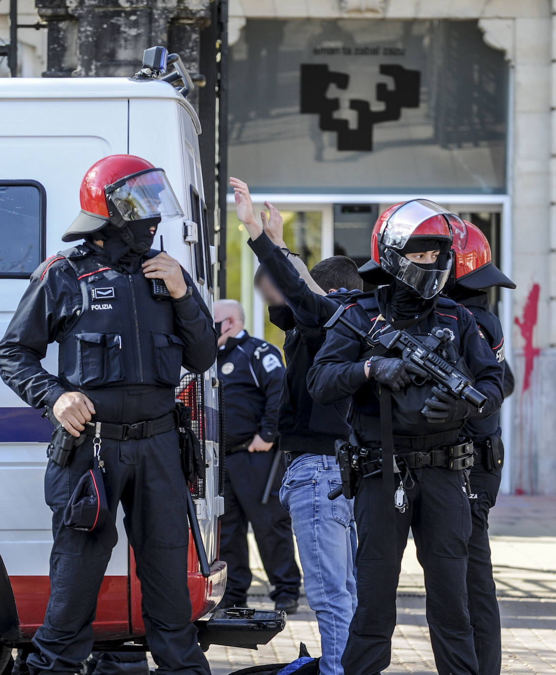 Fotos: Hasta 30 jóvenes detenidos por causar importantes destrozos en el campus de Álava