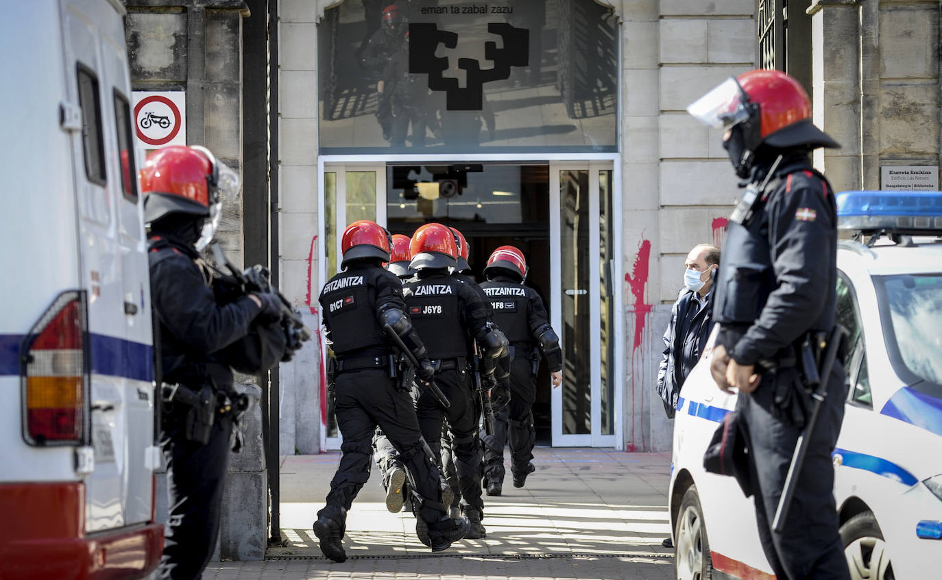 Fotos: Hasta 30 jóvenes detenidos por causar importantes destrozos en el campus de Álava