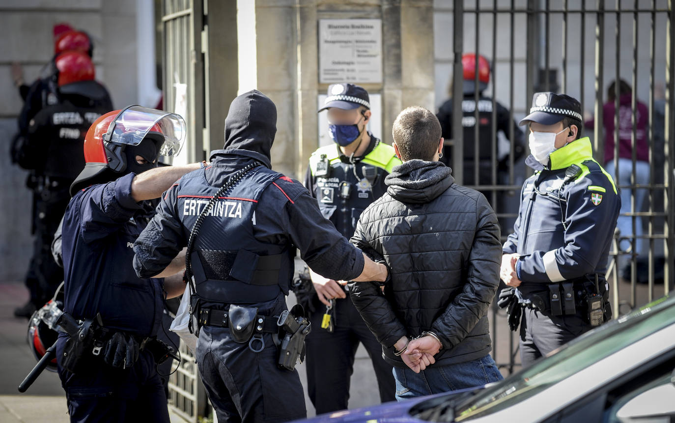 Fotos: Hasta 30 jóvenes detenidos por causar importantes destrozos en el campus de Álava