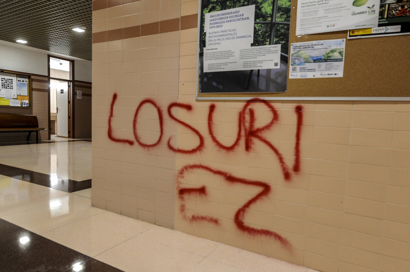 Fotos: Pintadas y destrozos en el campus de la UPV en Álava