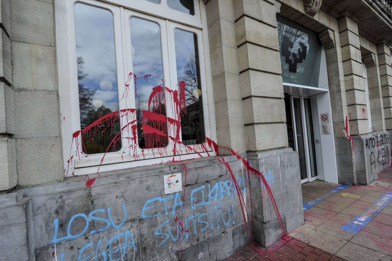 Fotos: Pintadas y destrozos en el campus de la UPV en Álava