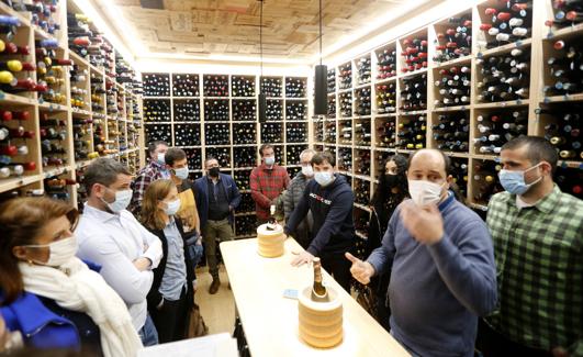 Ibón Andraka departe en la bodega de la Escuela de Leioa.