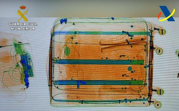 Imagen principal - Así se descubrió la droga oculta en el equipaje de un viajero en Loiu. 
