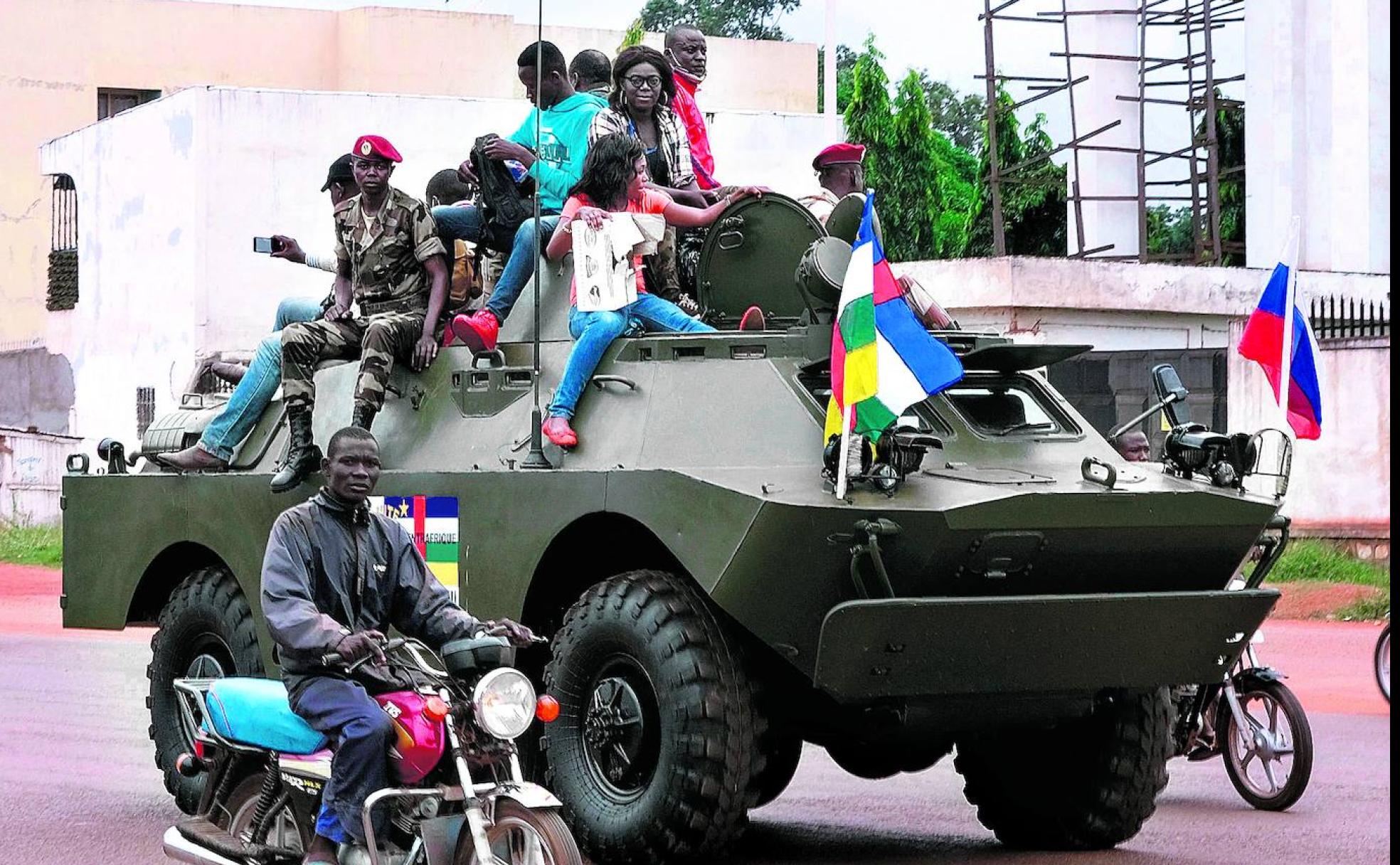 Una tanqueta de fabricación rusa desfila por las calles de Bangui, en la República Centroafricana. 