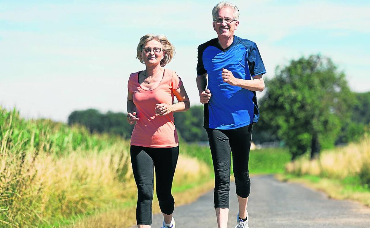 El ejercicio físico es fundamental para mantener una vida saludable durante la madurez. 