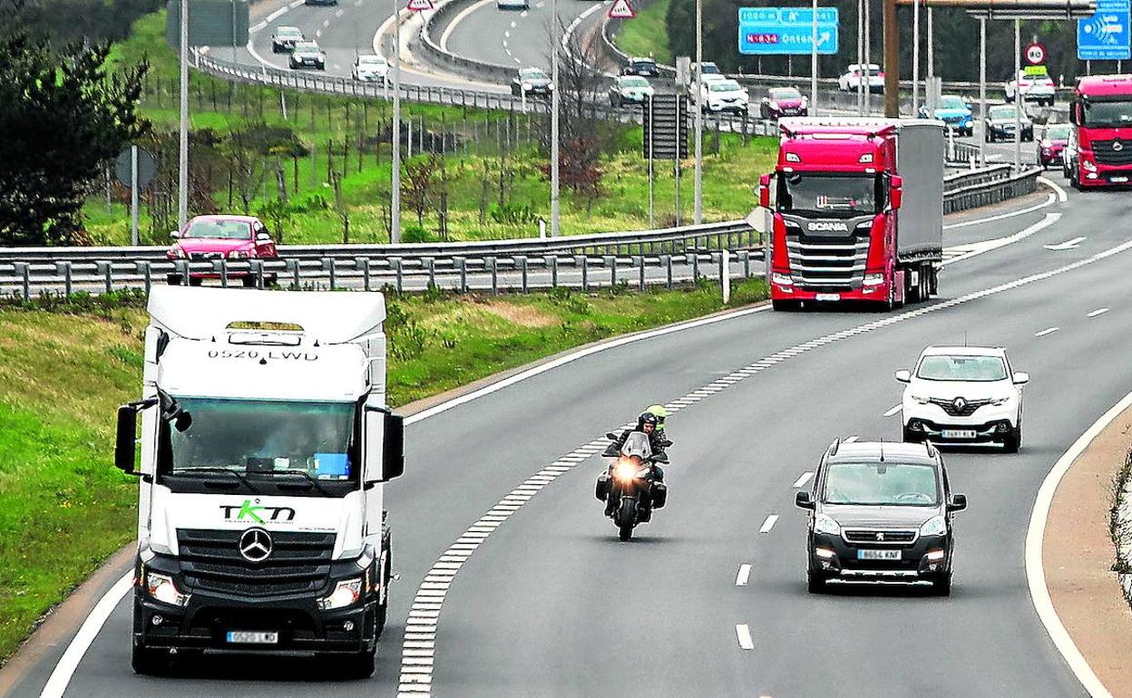 Camiones entrando ayer en Bilbao desde Muskiz, cuando se cumplían doce días de paro indefinido.