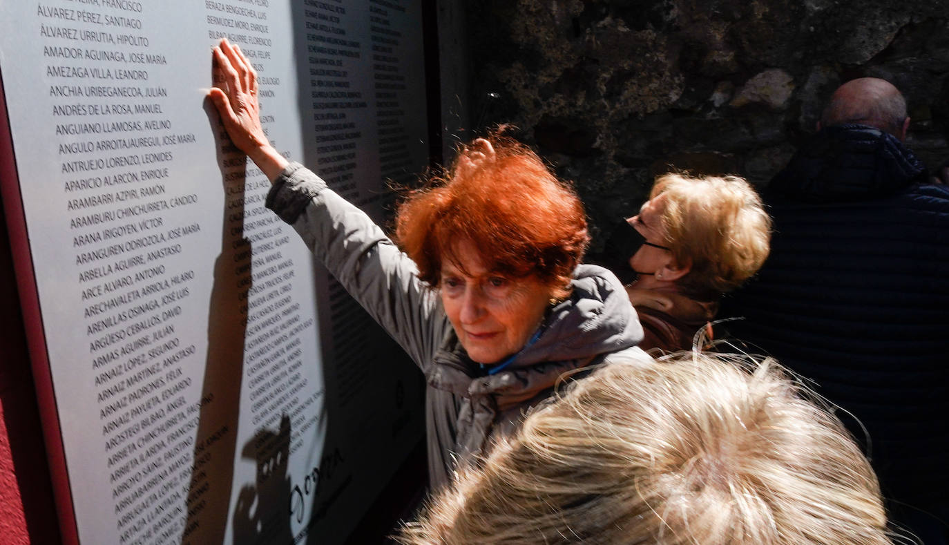 Fotos: Sentido homenaje a las víctimas de la Guerra Civil en Derio