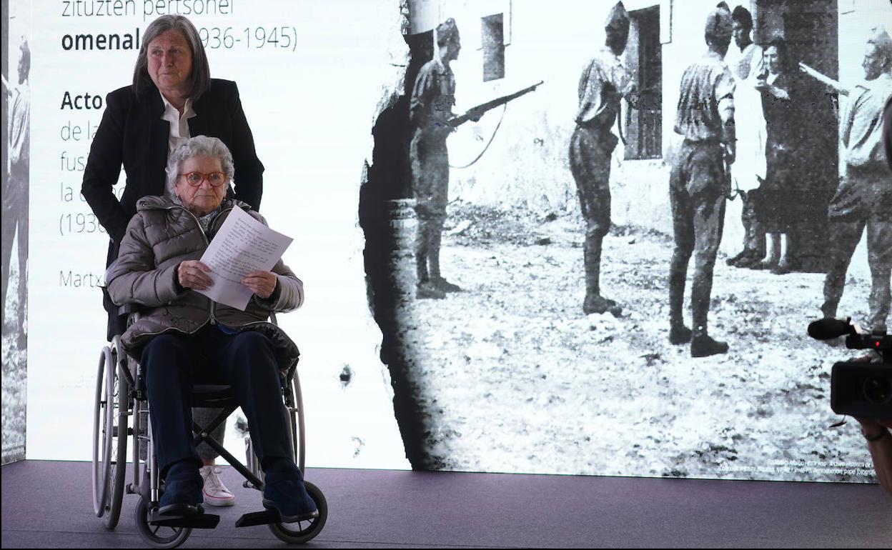 Rosario Valdivielso toma la palabra para hablar de su padre, fusilado el 20 de noviembre de 1937.