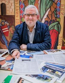 Imagen secundaria 2 - Jesús Zubiaga, director de la Fundación Sancho el Sabio, y Javier Suso formalizan la donación del material recopilado durante décadas por este investigador. 