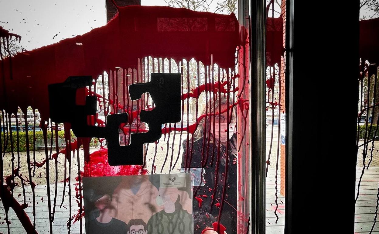 Pintada en la puerta de acceso de la facultad de Letras de Vitoria. 